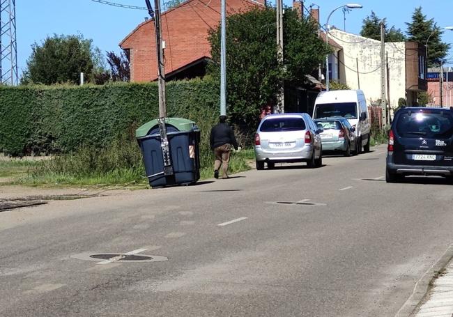 Santos cruza su calle para tirar la basura, lo que ahora resulta mucho más complicado.