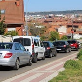 Fila de coches para acceder a la avenida del Párroco Pablo Díez desde el Camino la Cruz.