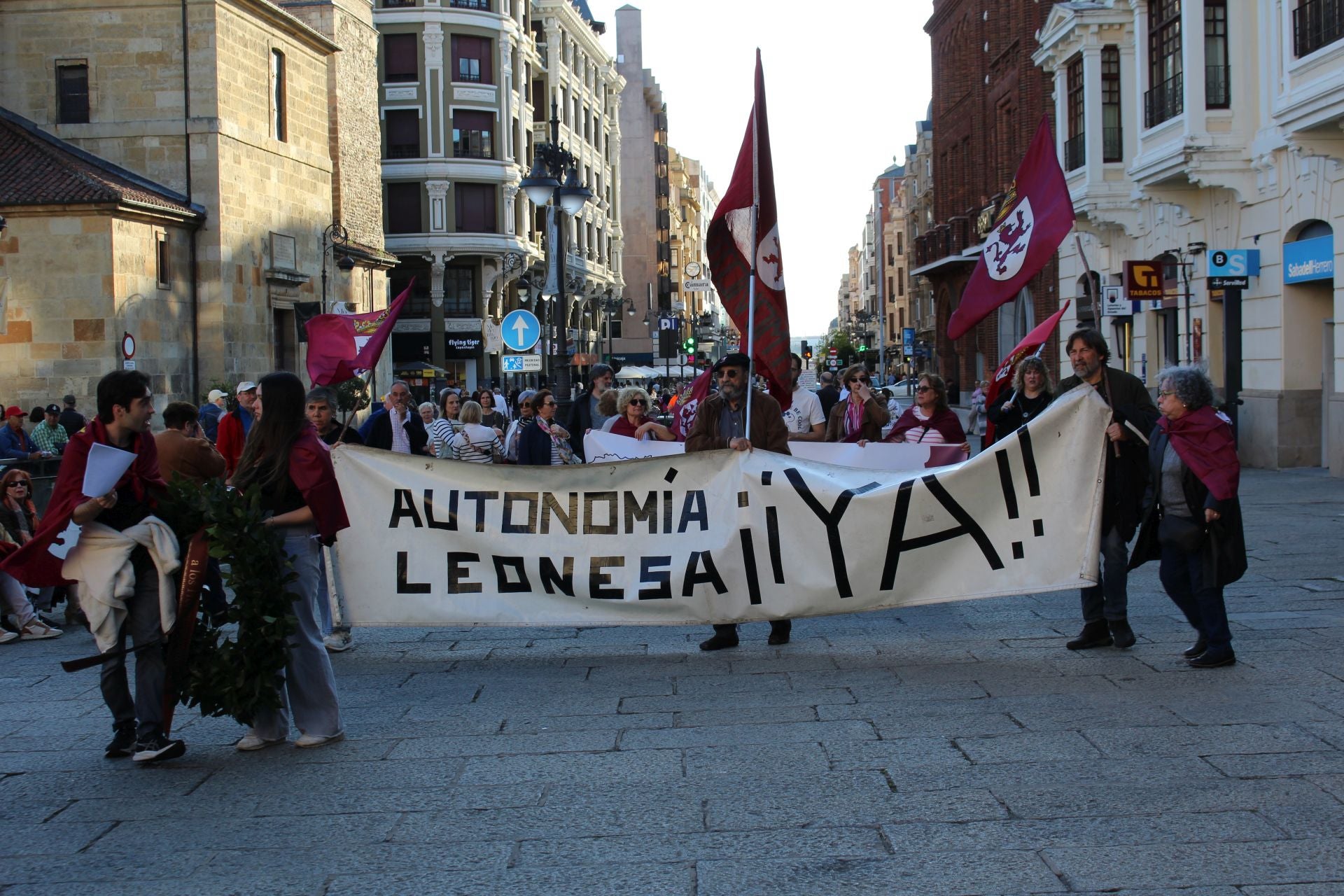 Homenaje a los Héroes Leoneses