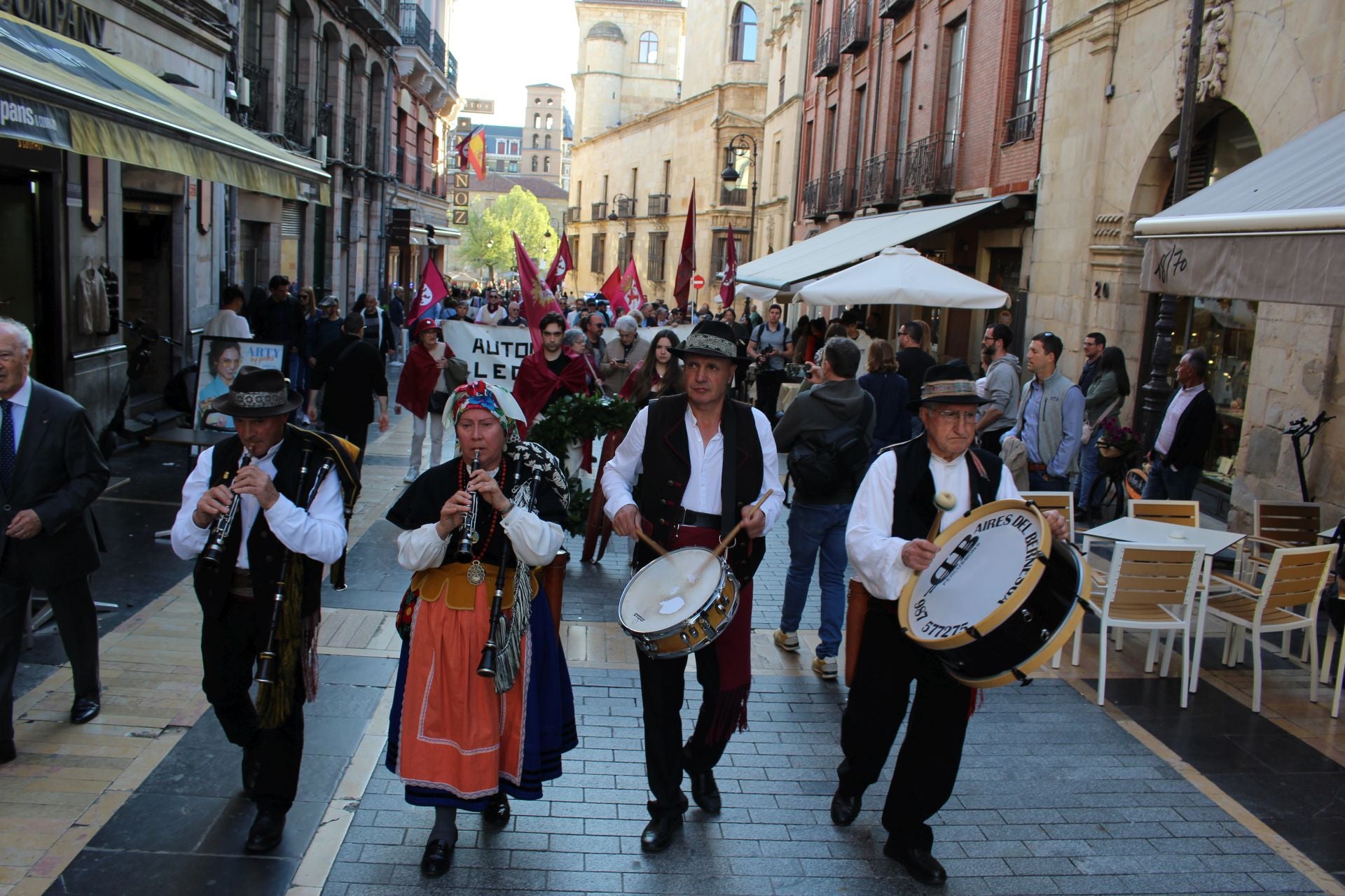 Homenaje a los Héroes Leoneses