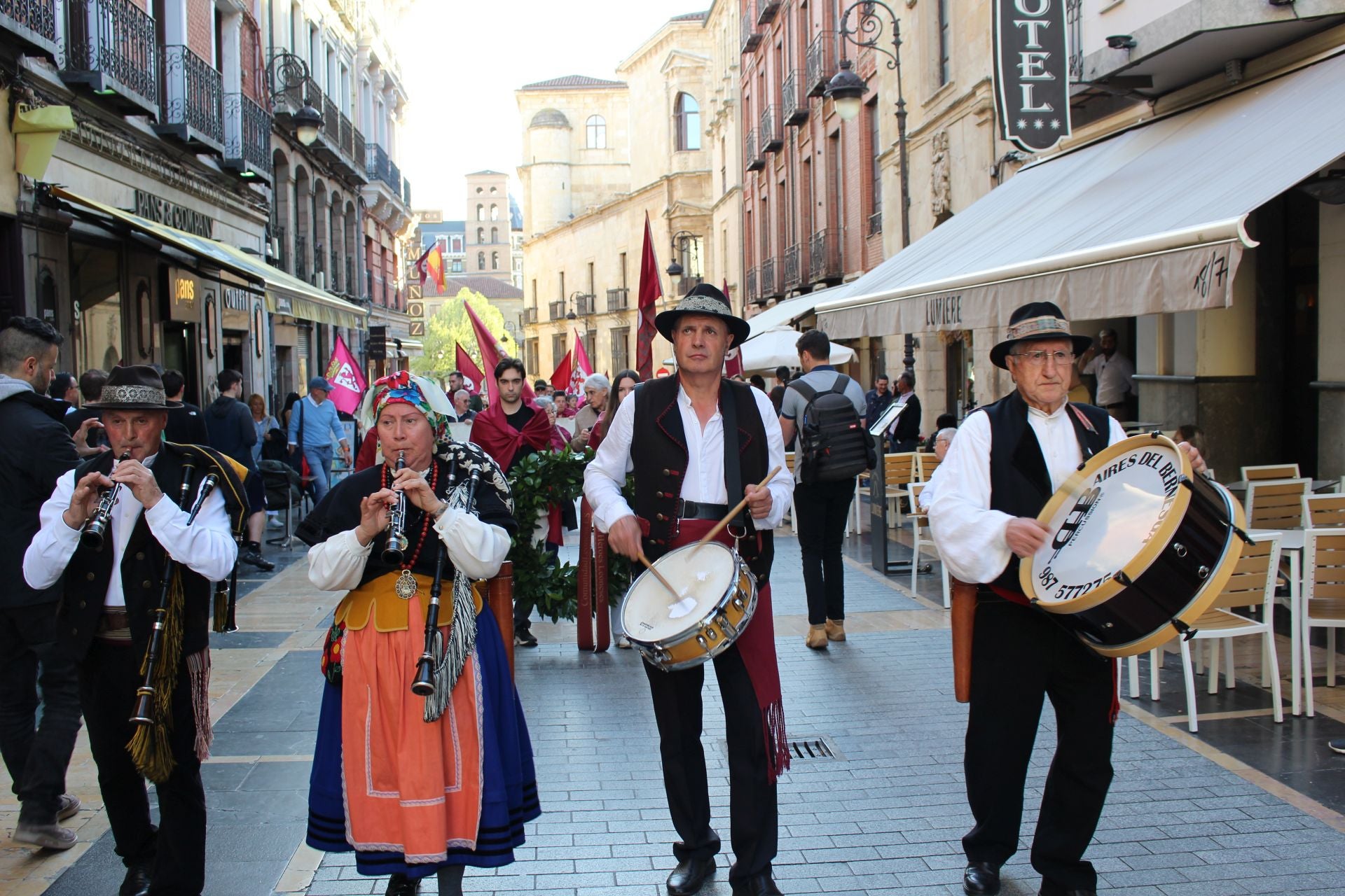 Homenaje a los Héroes Leoneses