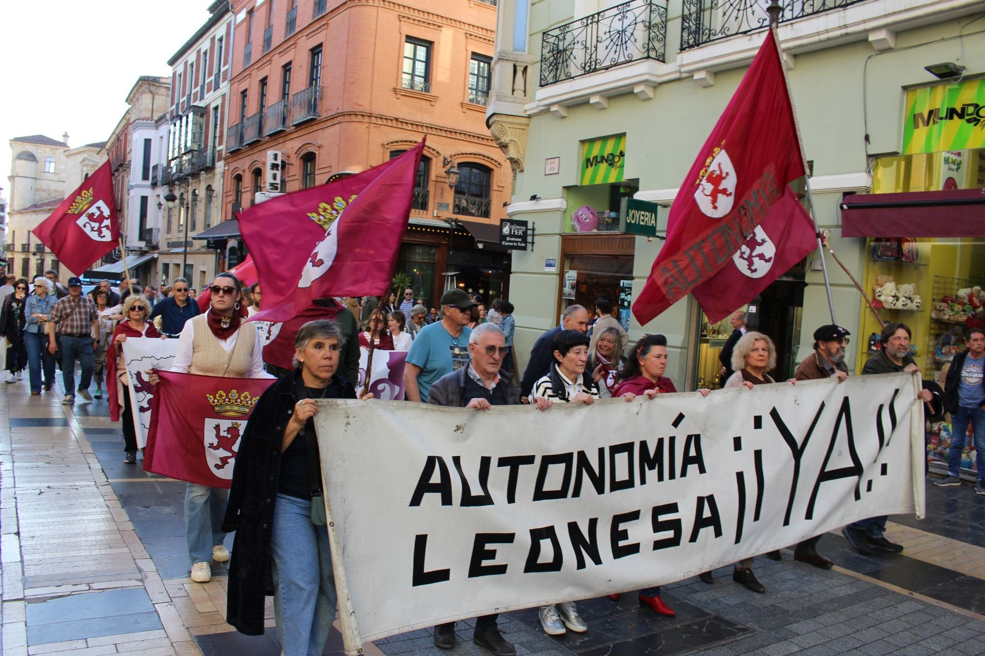 Homenaje a los Héroes Leoneses