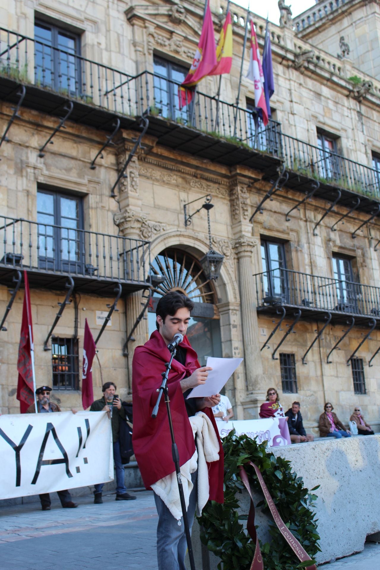 Homenaje a los Héroes Leoneses