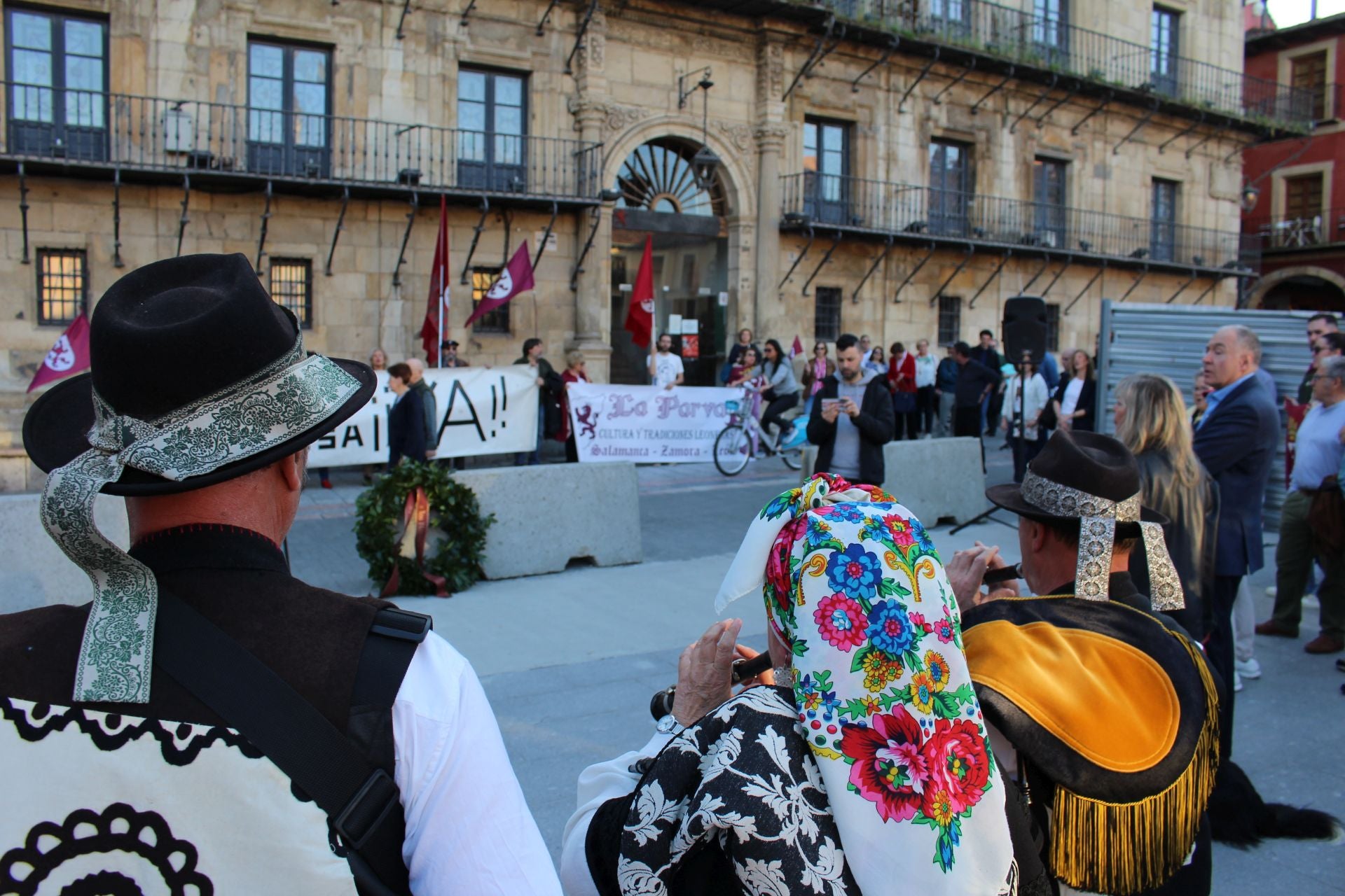 Homenaje a los Héroes Leoneses