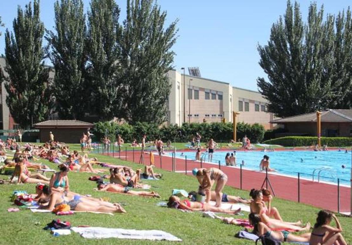 Explotar el bar de la piscina de Sáenz de Miera cuesta 6.000 cafés al año