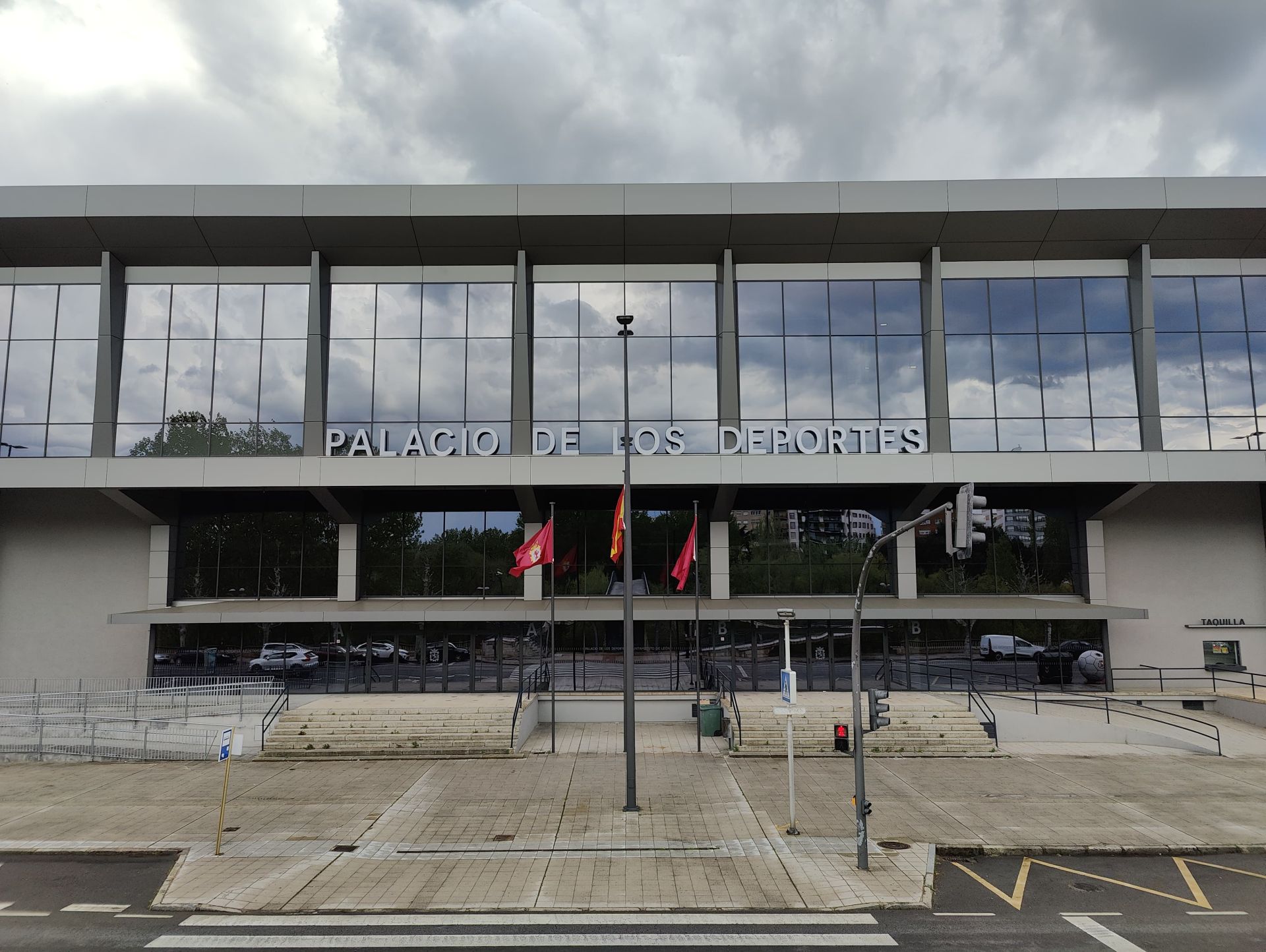 Las dos banderas de León y la de España, en la fachada del Palacio de los Deportes.