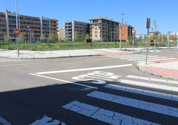 Cara y cruz en la Lastra: «abandono de las zonas verdes» y un cambio de sentido en una calle