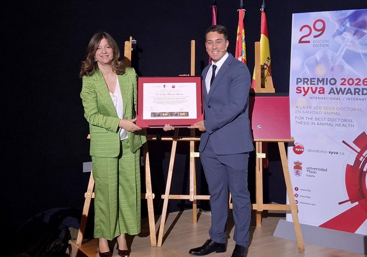 La rectora en la clausura de los Premios Syva.