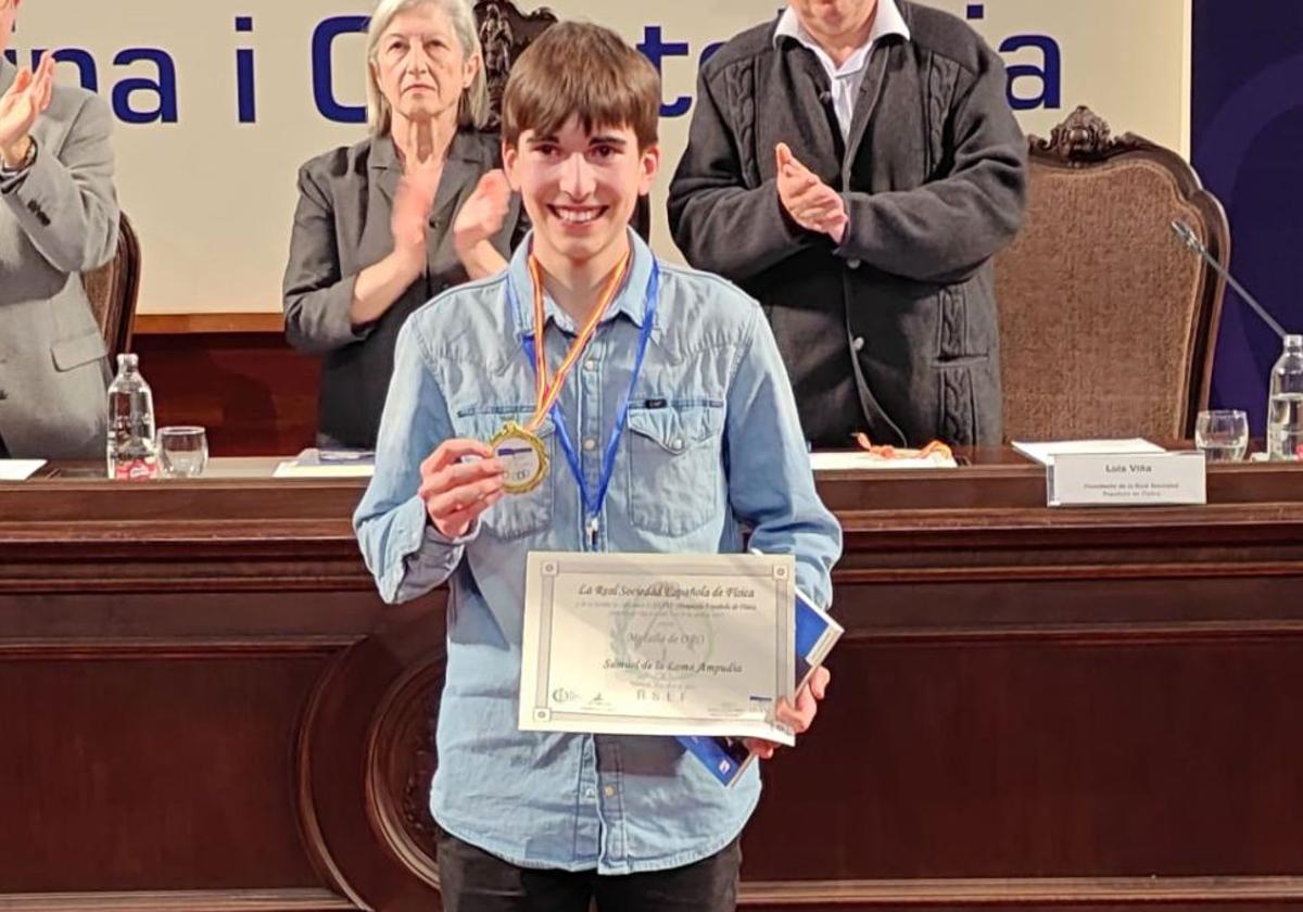 La gesta de Samuel: medalla de oro en física y de plata mejor en química