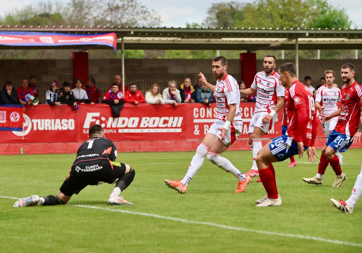 Acción del partido entre la Deportiva y el Tarazona