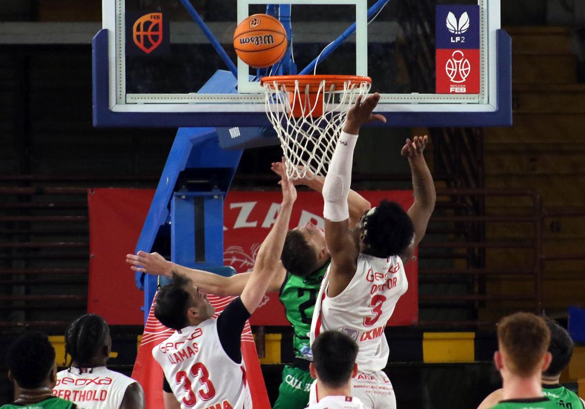 Okafor y Llamas pelean un rebote.