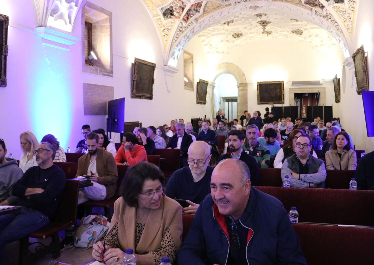 Imagen secundaria 1 - Ferran Adrià a los hosteleros leoneses: «Hay que adaptarse a la falta de personal, la inflación y los costes, no hay tutía»