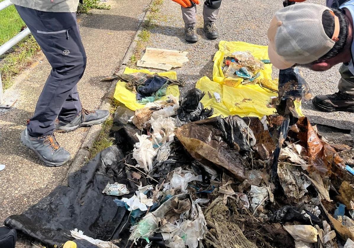 Recogida de basura en el río Órbigo a la altura de Villamor.