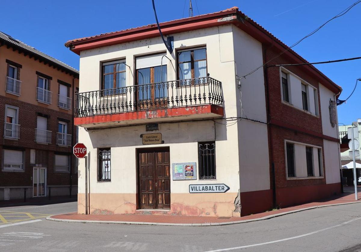 Imagen principal - Edificio del antiguo consistorio de San Andrés. Luis Artigue, escritor. Ilustración de Juan Antonio Posse.