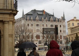 El edificio Botines visto desde la plaza de San Marcelo en una jornada de lluvia en León.