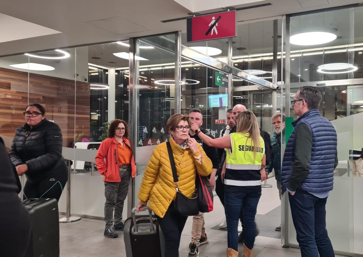 Imagen secundaria 1 - Una treintena de viajeros pernoctan en la estación de León: «La solución es indecente»