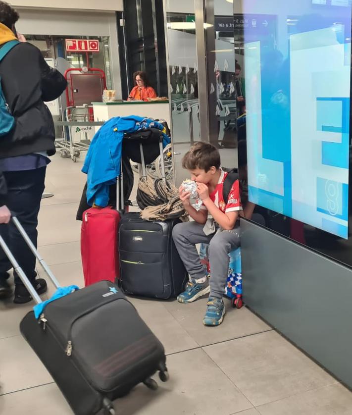 Imagen secundaria 2 - Una treintena de viajeros pernoctan en la estación de León: «La solución es indecente»