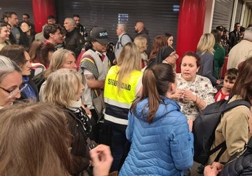 Una treintena de viajeros pernoctan en la estación de León: «La solución es indecente»