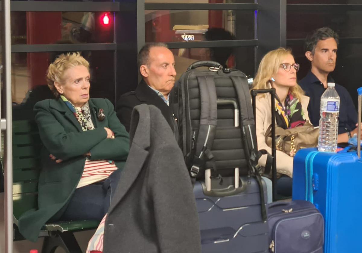Imagen principal - Una treintena de viajeros pernoctan en la estación de León: «La solución es indecente»