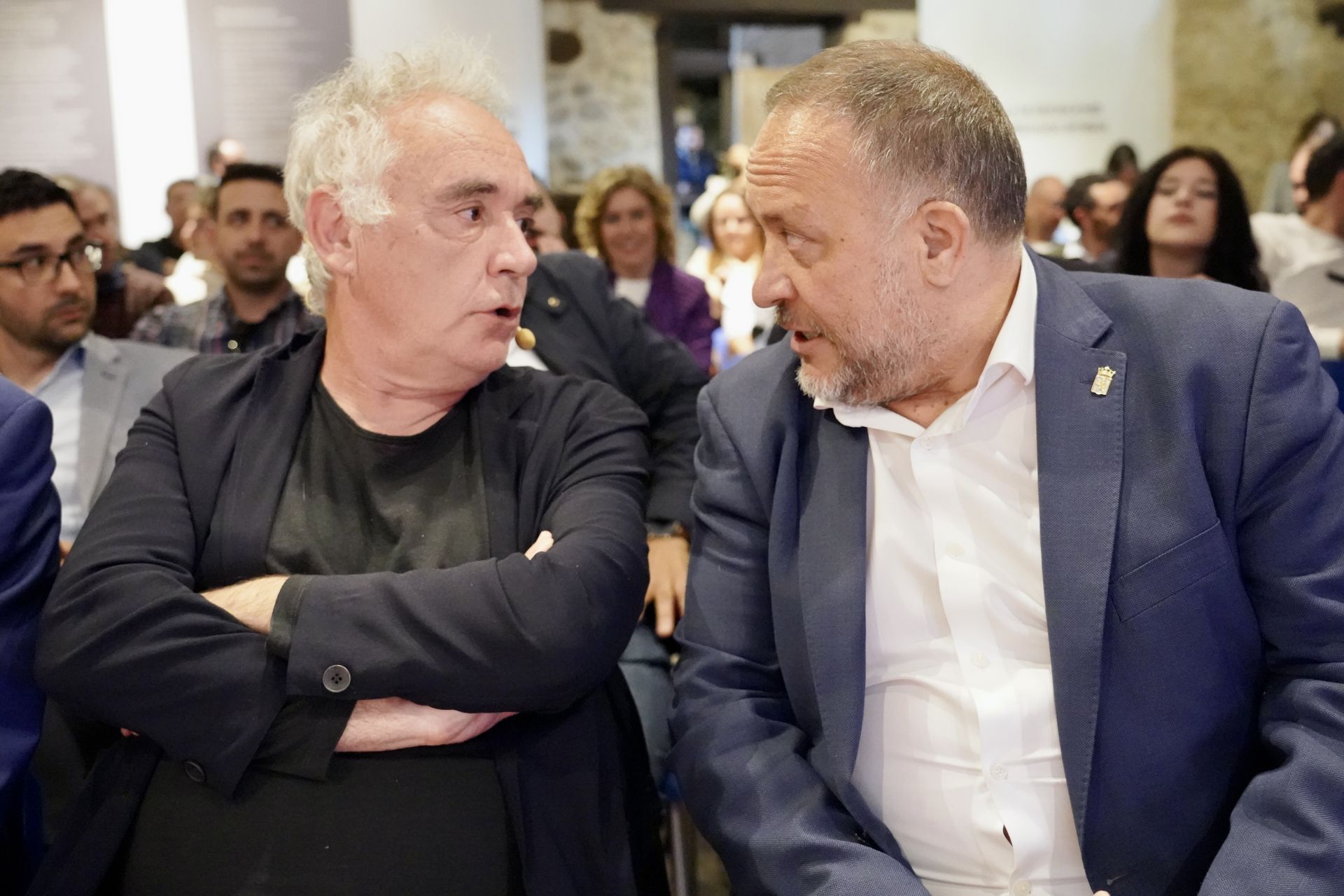 Celebración del encuentro 'De tú a tú' con Ferran Adrià y maestros de cocina, organizado por CaixaBank y la asociación Hostelería de León. En la imagen, el cocinero Ferrán Adriá conversa con el presidente de la Diputación, Gerardo Álvarez Courel