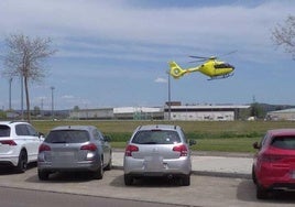 El helicóptero de Sacyl aterrizando en la explanada del campus de Vegazana.