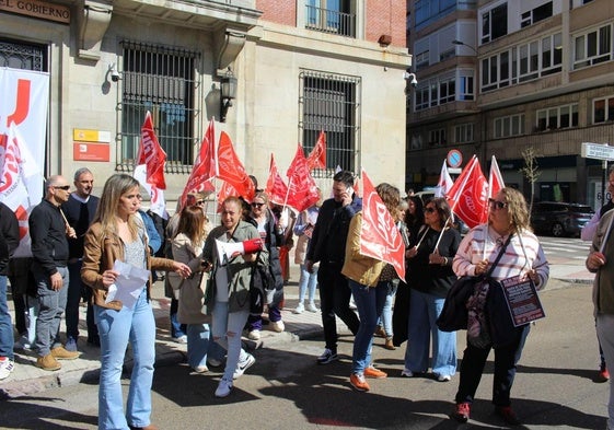Protesta de los trabajadores de Abai frente a la subdelegación del Gobierno en León el 24 de abril.