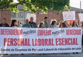 La Junta de Personal Docente y el Comité de Empresa de Educación de León se concentra para denunciar la situación del Colegio de Educación Especial Nuestra Señora del Sagrado Corazón de León.