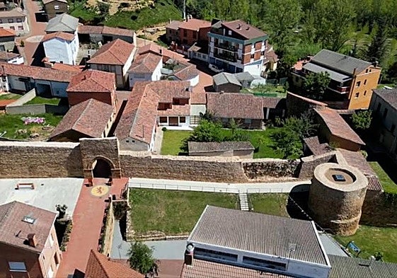Vista aérea de Almanza, uno de los pueblos donde se asientan las familias con la ayuda.