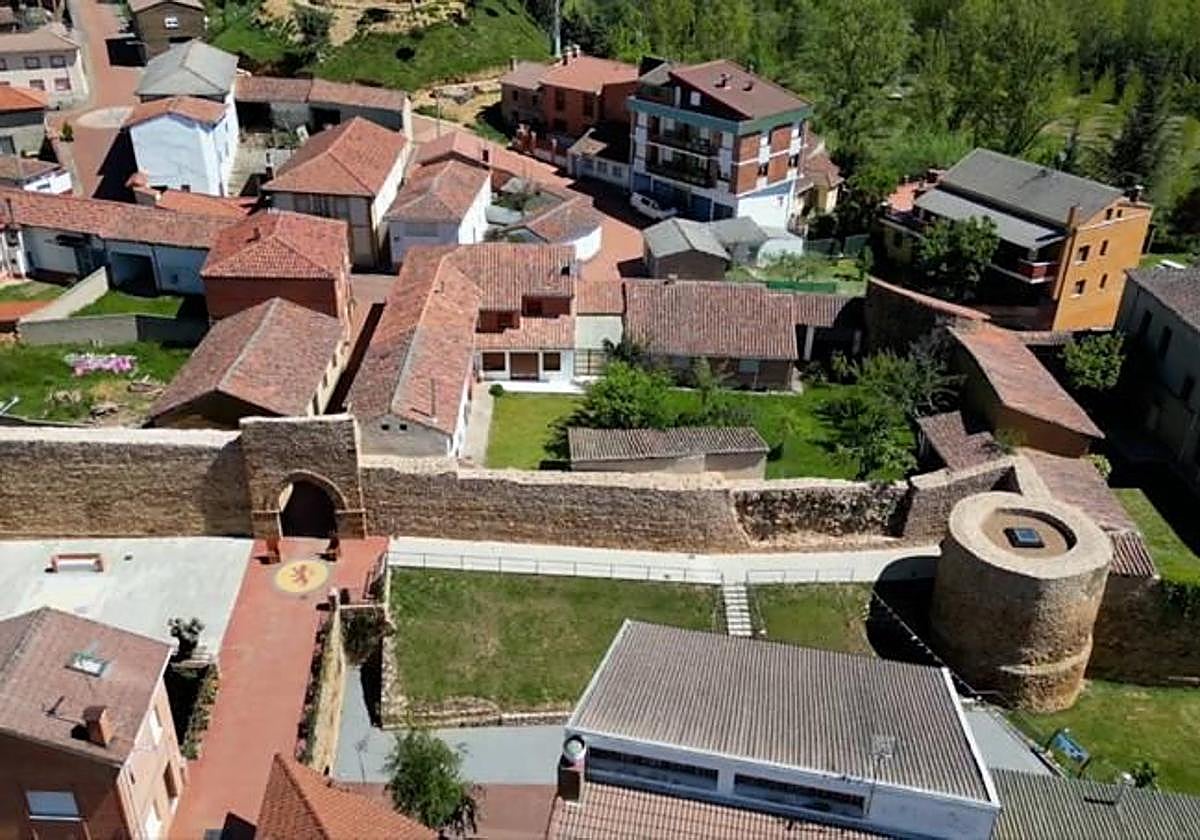 Vista aérea de Almanza, uno de los pueblos donde se asientan las familias con la ayuda.