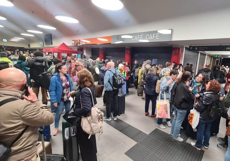 Los pasajeros en la estación de León tras ser rescatados el lunes 28 de abril.