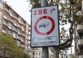 Cartel de ZBE en Salamanca.