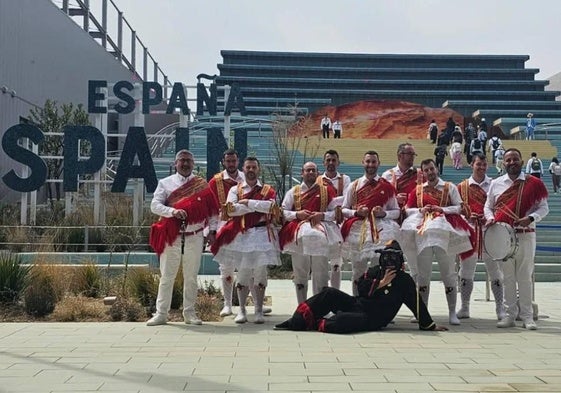 Los integrantes de la delegación de Laguna de Negrillos posan frente al pabellón de España en la Expo de Osaka.