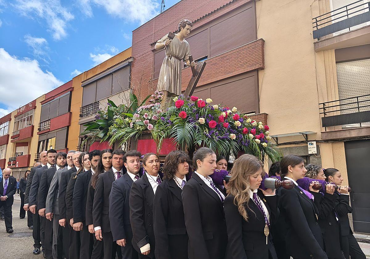 Los braceros de la Hermandad pujando la imagen titular de Jesús Divino Obrero.