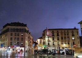 El cielo de León se ilumina con un rayo la noche del pasado miércoles 30 de abril.