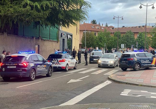 Los tres coches patrulla en la zona del suceso.