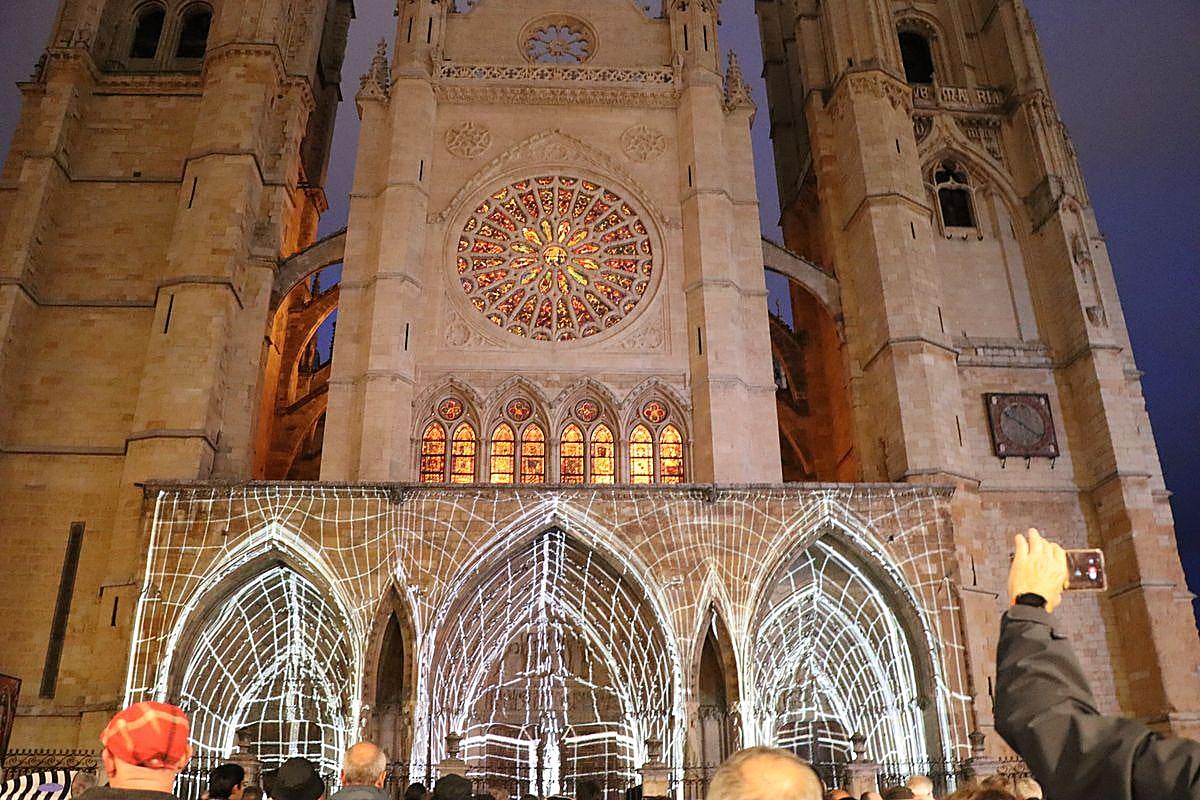 La Catedral de León recupera su pigmentación original durante 14 minutos