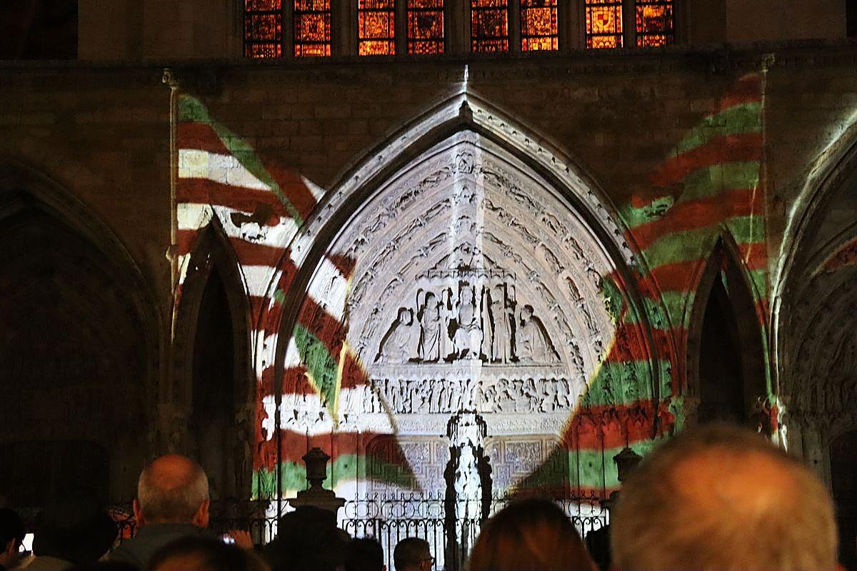 La Catedral de León recupera su pigmentación original durante 14 minutos