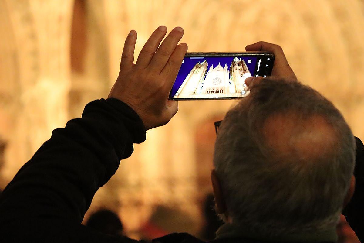 La Catedral de León recupera su pigmentación original durante 14 minutos