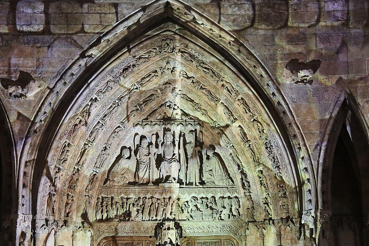 La Catedral de León recupera su pigmentación original durante 14 minutos