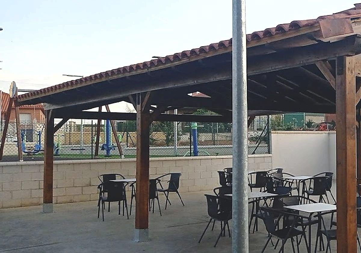 Imagen de archivo de una terraza de un bar de pueblo.