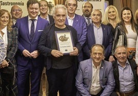 Ferran Adrià recibe el reconocimiento de la Academia Leonesa de Gastronomía.