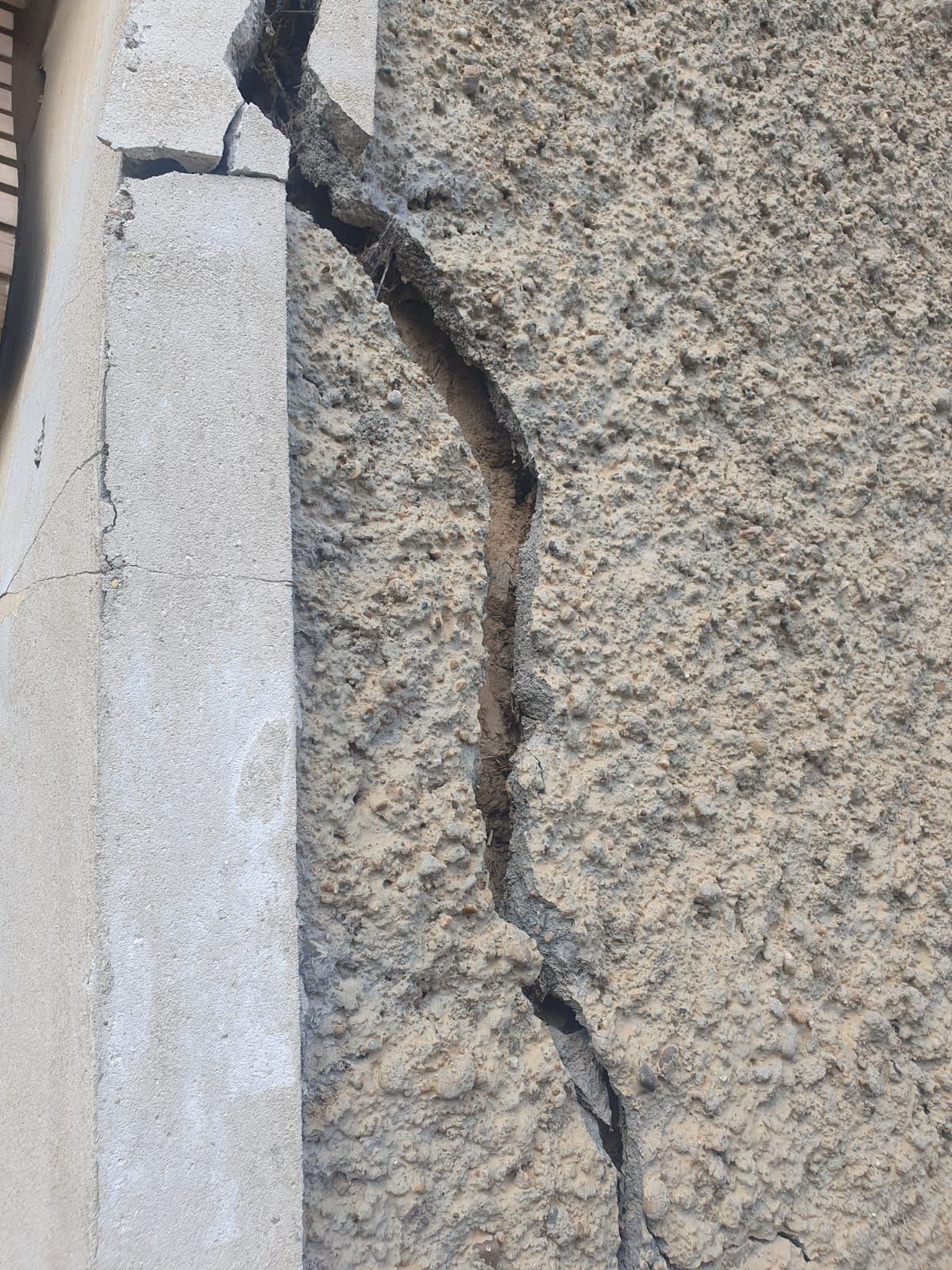 Se derrumba una vivienda en ruinas en León