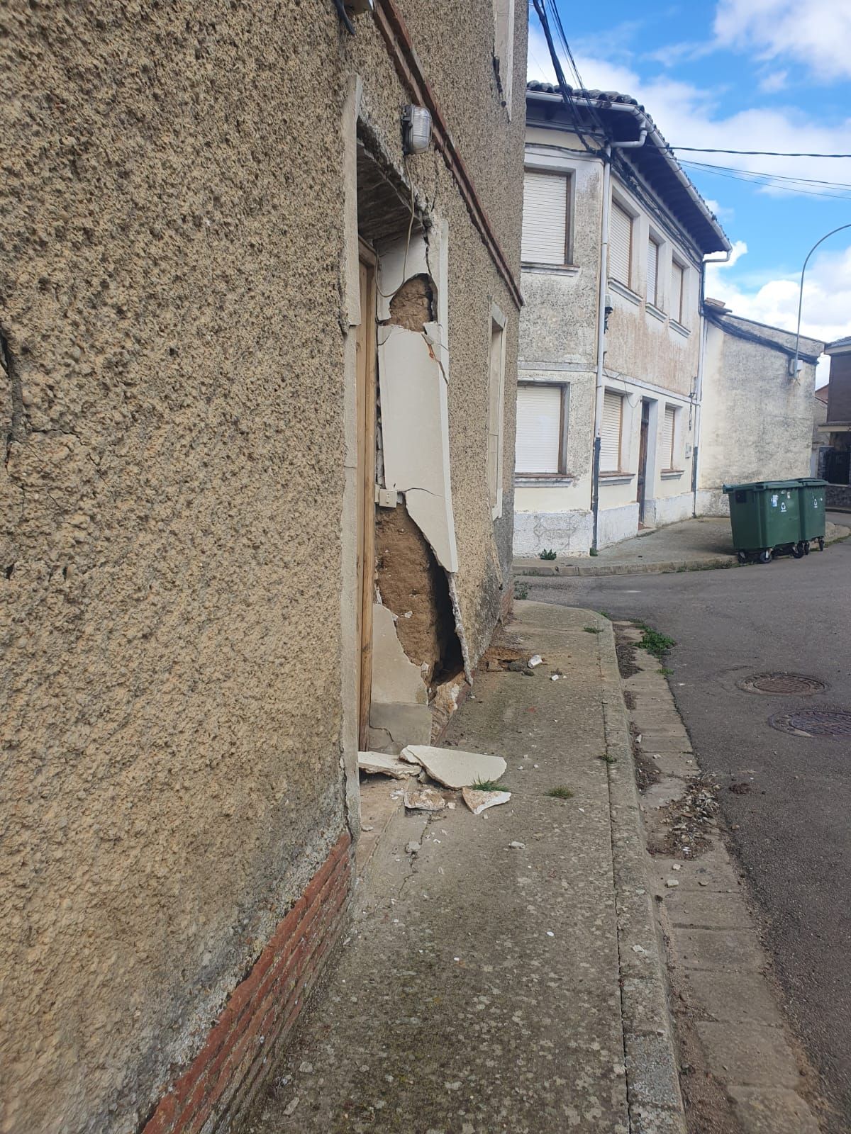 Se derrumba una vivienda en ruinas en León