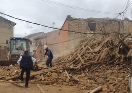 Trabajos de desescombro en la casa que se venía abajo.