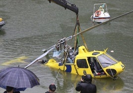 Recuperación del helicóptero siniestrado en Tanes, Asturias.