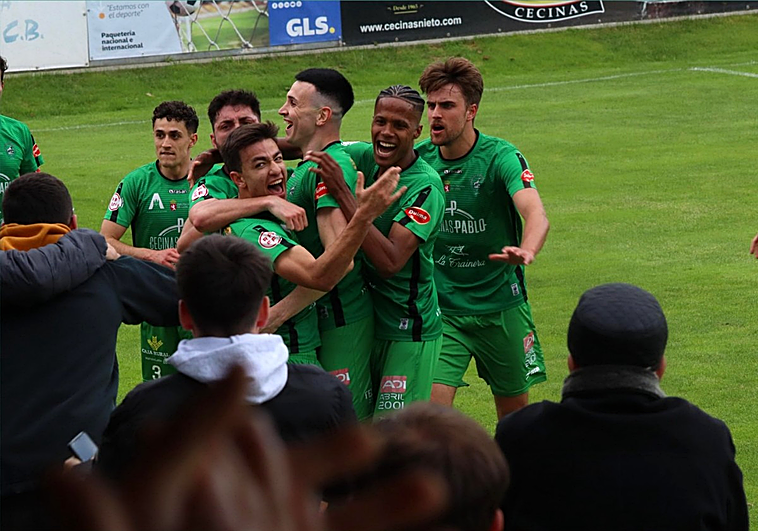 El Atlético Astorga celebra el gol ante el Palencia