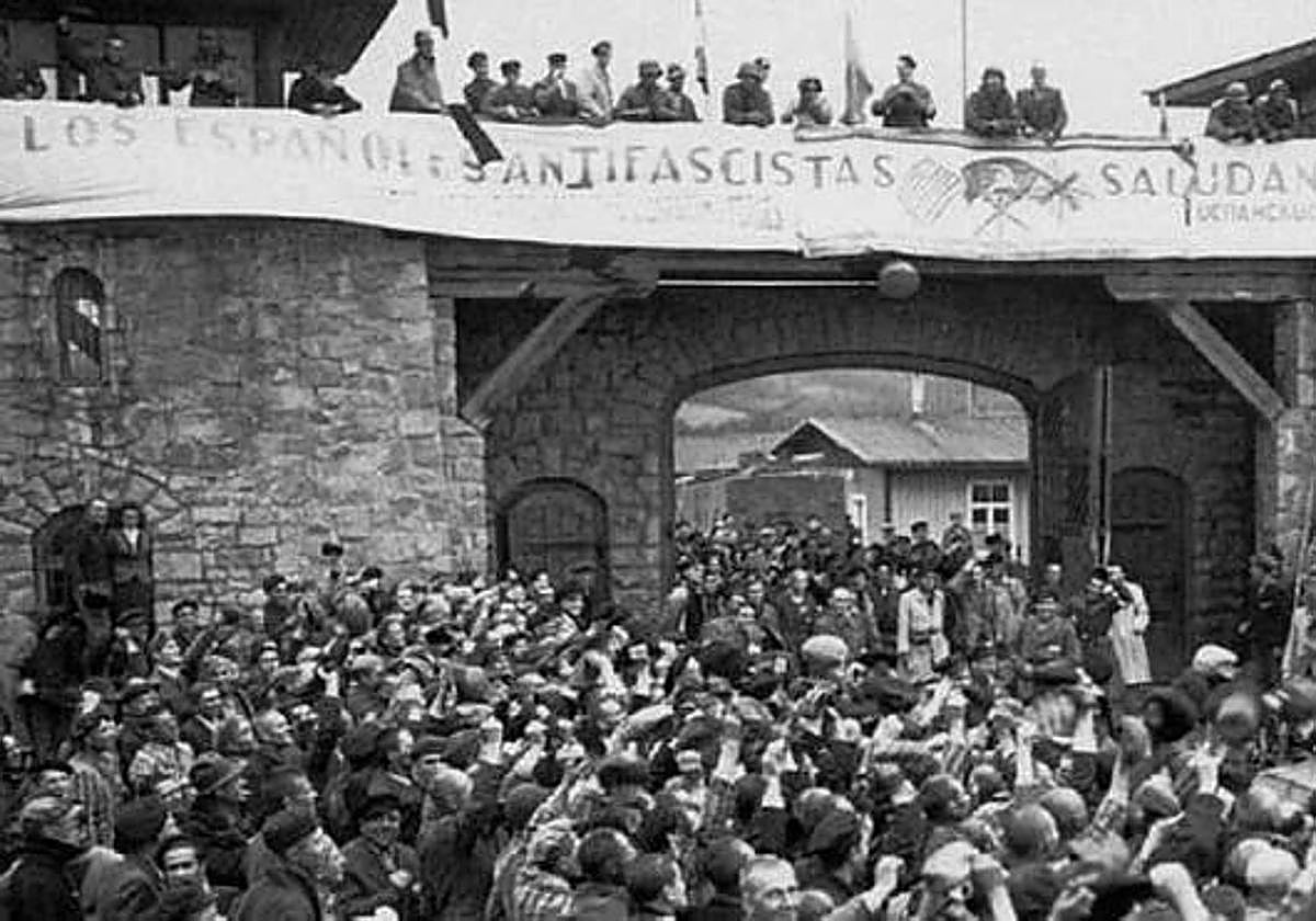 Los españoles presos recibieron a las tropas aliadas con la pancarta 'Los españoles antifascistas saludan a las fuerzas libertadoras'.