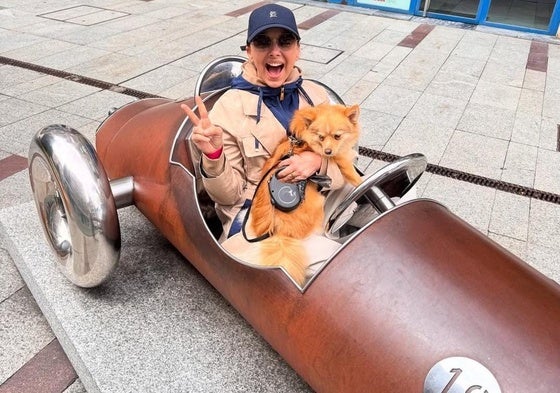 Chenoa posa con su perro en Ordoño II.