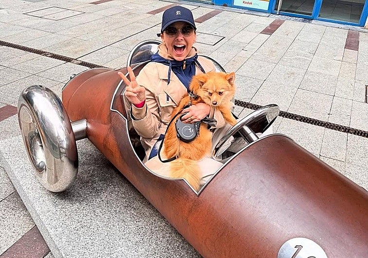 Chenoa posa con su perro en Ordoño II.