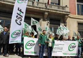 Manifestación frente a las puertas de la subdelegación del Gobierno en León